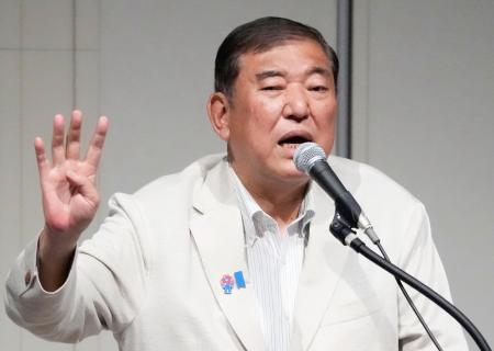 　長崎市で演説する自民党総裁の石破首相＝１７日午前