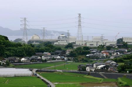 　九州電力玄海原発（奥）が立地する佐賀県玄海町＝１２日午後