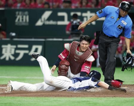 　６月の西武戦で本塁を狙った西武の源田をタッチアウトにする楽天の太田＝東京ドーム