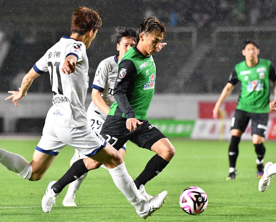 ＦＣ岐阜×北九州＝前半、ゴール前に攻め込むＦＣ岐阜のＦＷ横山＝長良川競技場