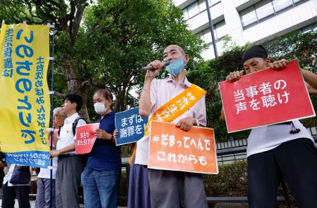 　生活保護基準を引き下げ、最高裁に違法と認定された厚労省の前で、抗議活動する原告ら＝１３日午後
