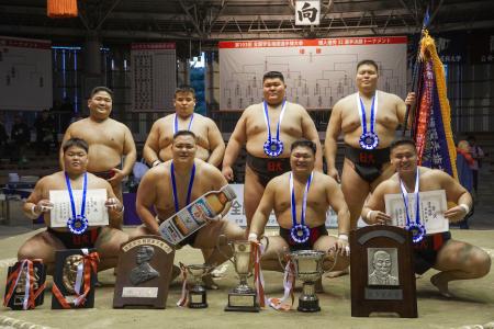 　団体戦で３年ぶり３２度目の優勝を果たし、記念写真に納まる西出大毅（後列右から２人目）ら日大の選手たち＝堺市大浜相撲場