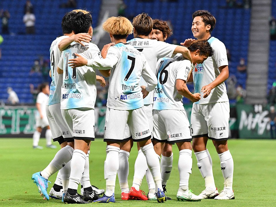 Ｇ大阪×ＦＣ岐阜＝前半８分、先制ゴールを決め、仲間から祝福を受けるＦＣ岐阜のＦＷ富樫（１６）＝パナソニックスタジアム吹田