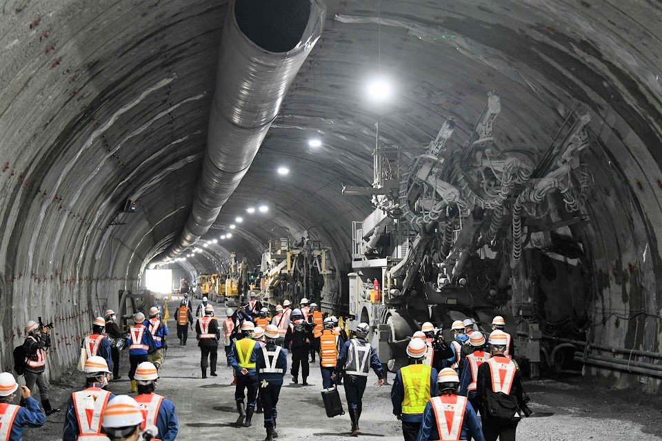 掘削工事が進められている養老トンネルの本坑内＝海津市南濃町庭田