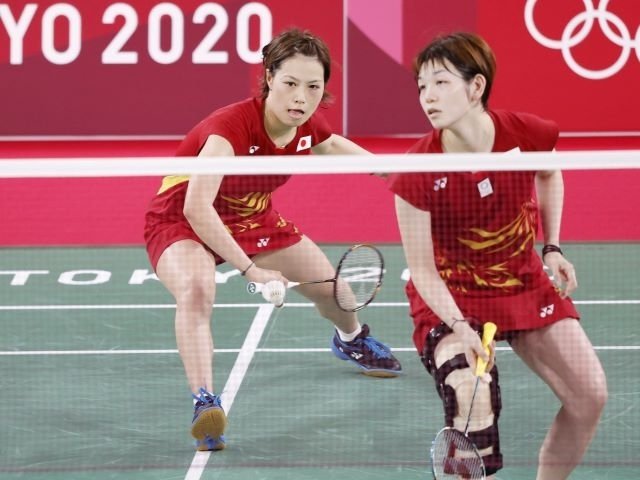 女子ダブルス１次リーグ　インドネシアペアと対戦する福島由紀（左）、広田彩花組＝武蔵野の森総合スポーツプラザ
