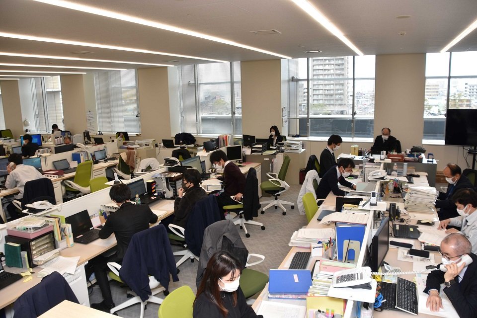 ４階の執務エリアで業務に当たる県職員＝４日午前１１時７分、県庁舎