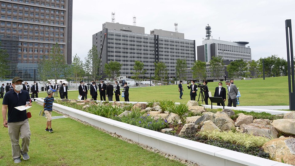 レインガーデンや芝生広場を見学する市民ら＝岐阜市薮田南、ぎふ結のもり