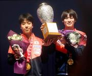 　卓球の世界選手権個人戦男子ダブルスで優勝し、金メダルを掛け笑顔の篠塚大登（左）、戸上隼輔組＝２５日、ドーハ近郊（共同）