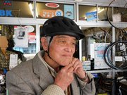 「ひもをしっかり締めることが大切」と話す自転車販売店の店主林富佐夫さん＝アクタミサイクル、岐阜市北山