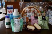 定番の牛乳のほか、生乳の味を凝縮したチーズやもなかアイスなど＝いずれも飛騨市古川町増島町、牧成舎