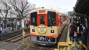 大勢の鉄道ファンに見守られて出発する「おくみの号」＝３日午前９時５６分、関市元重町、長良川鉄道関駅