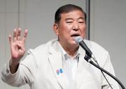 　長崎市で演説する自民党総裁の石破首相＝１７日午前