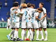 Ｇ大阪×ＦＣ岐阜＝前半８分、先制ゴールを決め、仲間から祝福を受けるＦＣ岐阜のＦＷ富樫（１６）＝パナソニックスタジアム吹田