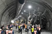 掘削工事が進められている養老トンネルの本坑内＝海津市南濃町庭田