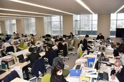 ４階の執務エリアで業務に当たる県職員＝４日午前１１時７分、県庁舎