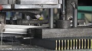 切断機で必要な大きさにカットする