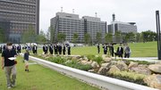 レインガーデンや芝生広場を見学する市民ら＝岐阜市薮田南、ぎふ結のもり