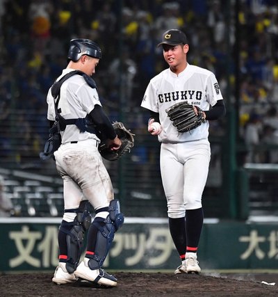 中京×霞ケ浦＝ピンチの場面でマウンドで捕手安江（左）と話す中京のエース鈴木＝甲子園