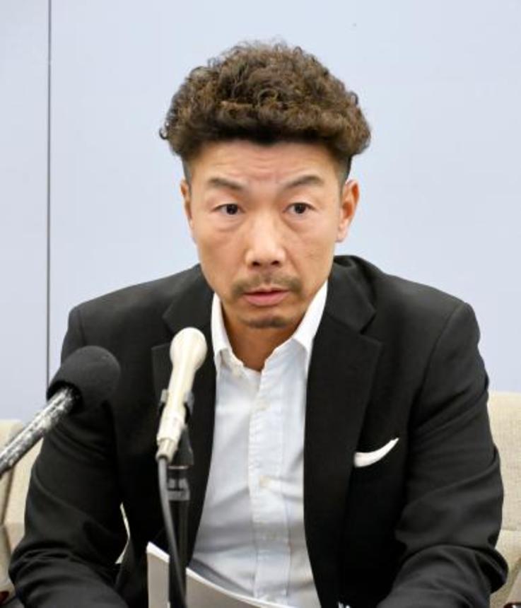 　記者会見する山内ミヨ子さんの長男広太郎さん＝３日午後、鹿児島市