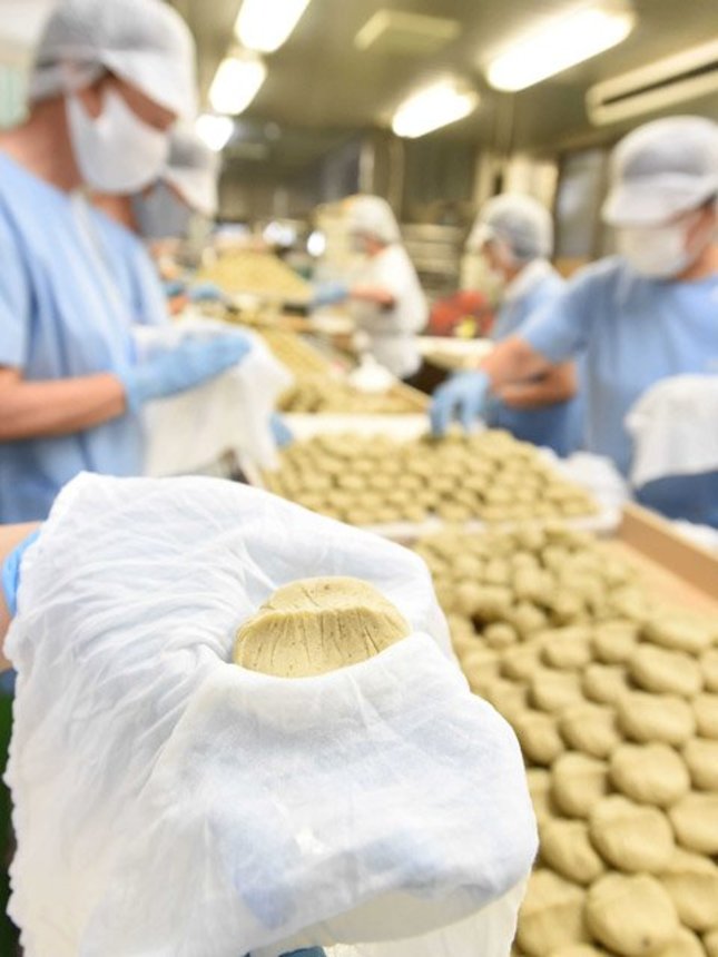 中津川に秋の訪れを告げる栗きんとん。茶巾絞りで一つ一つ丁寧に作られていく＝中津川市本町、川上屋本店