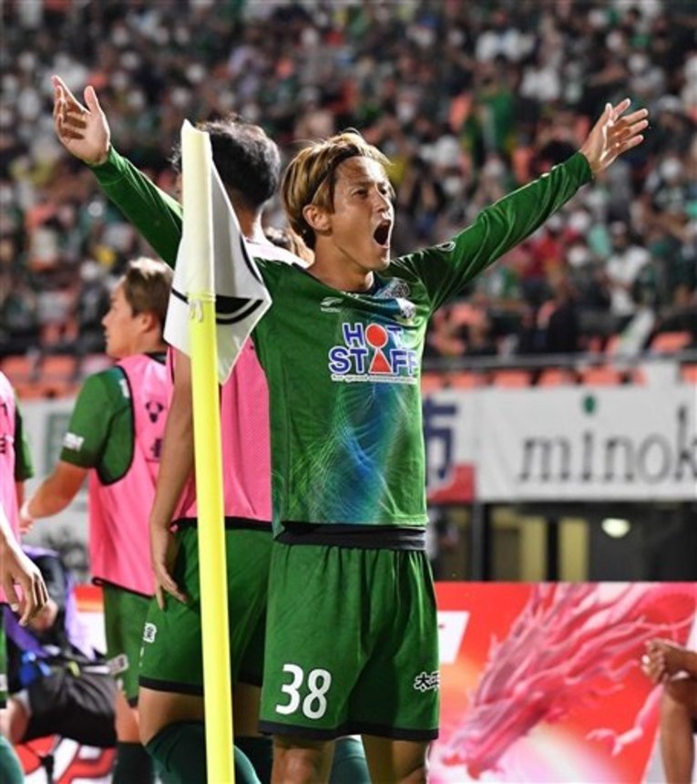 ＦＣ岐阜×讃岐＝後半９分、勝ち越しゴールを決め、サポーター席に向かって喜びを表すＦＣ岐阜のＭＦ藤岡＝長良川競技場