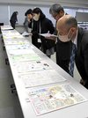 第１０回かべ新聞コンクールの応募作品を審査する審査員＝岐阜新聞本社