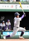 　横浜戦のタイブレークの８回、花巻東・赤間が適時二塁打を放つ＝弘前市運動公園野球場