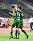 ＦＣ岐阜×鳥取＝前半３６分、今季初ゴールとなる先制ゴールを決めてガッツポーズを見せるＦＣ岐阜のＦＷンドカ＝長良川競技場