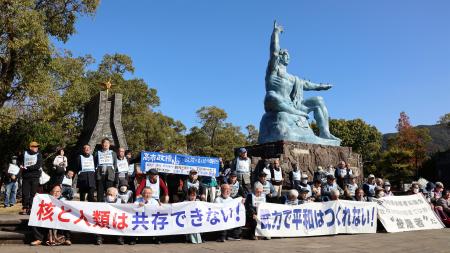 　平和公園で開かれた核兵器廃絶を訴える座り込み集会＝９日午後、長崎市