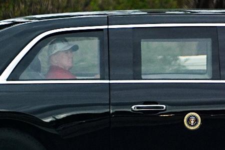 　米南部フロリダ州の私邸近くを走るトランプ氏の車列＝１５日（ＡＰ＝共同）