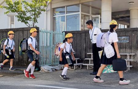 　登校する竜北西部小の児童ら＝１日午前、熊本県氷川町