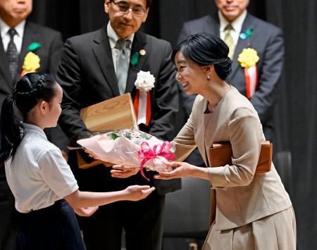 　第３４回森と花の祭典「みどりの感謝祭」の式典が閉会し、退席時に花束を受け取られる秋篠宮家の次女佳子さま（右）＝１０日午前、東京都千代田区