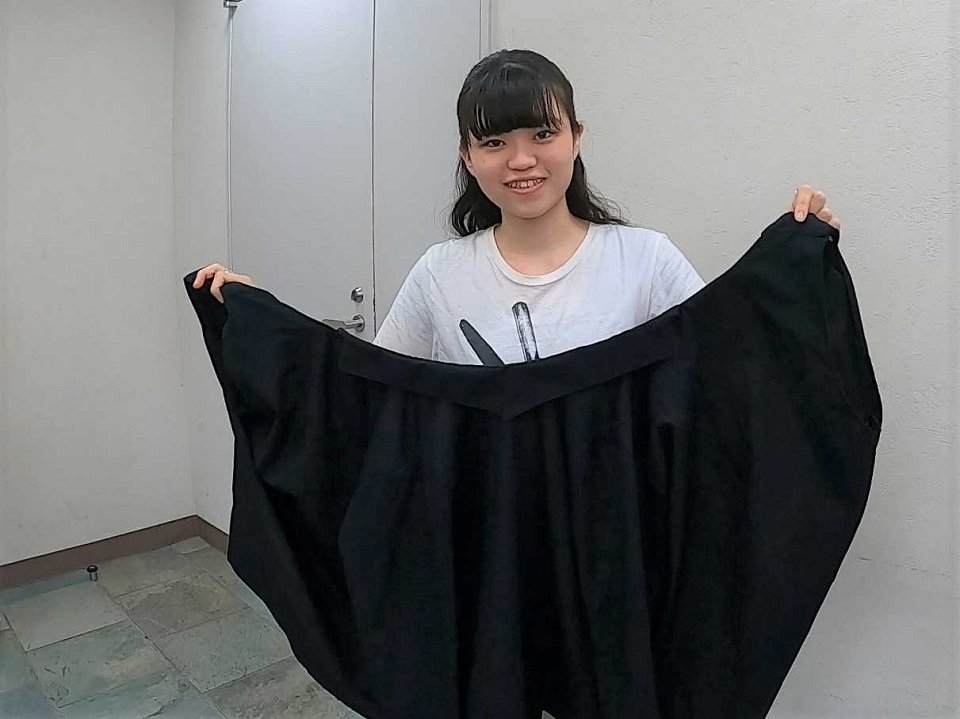 体に巻き付けて着るブラウスを手にする東由佳さん＝岐阜市橋本町、ハートフルスクエアーＧ