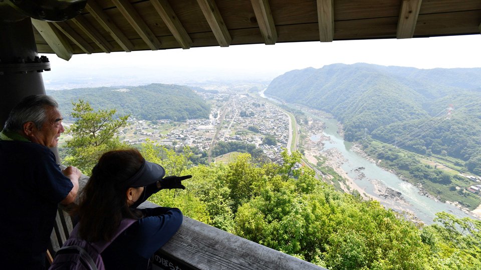 登山者の人気スポット、猿啄城展望台。坂祝町の町並みや木曽川が見渡せる＝加茂郡坂祝町