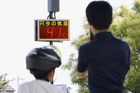　気温「４１度」を示すＪＲ伊勢崎駅前の温度計＝５日午後、群馬県伊勢崎市