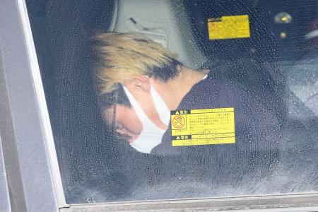 　送検のため愛知県警豊田署を出る北島卓容疑者＝２日午前８時３１分