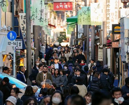 　観光客でにぎわう神奈川県鎌倉市の商店街。１〜１１月に日本を訪れた外国人客は推計３９０６万５６００人となり、通年での過去最多を更新した＝１７日午後