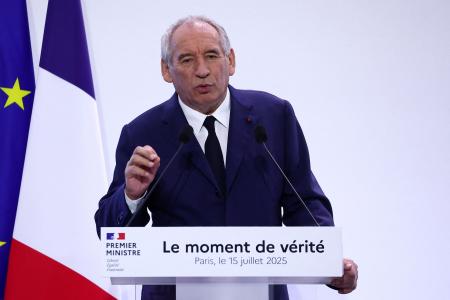 　記者会見で財政再建策について説明するフランスのバイル首相＝１５日、パリ（ロイター＝共同）