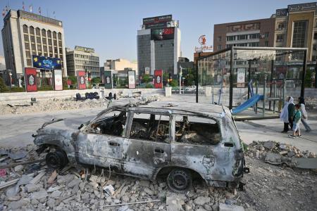 　テヘラン中心部の広場に展示された、救急活動中にイスラエル軍の攻撃を受けた赤新月社の車両＝２日（共同）