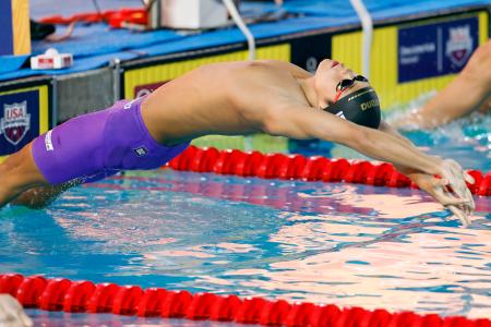 　男子２００メートル背泳ぎ決勝　スタートする小島夢貴＝アーバイン（共同）