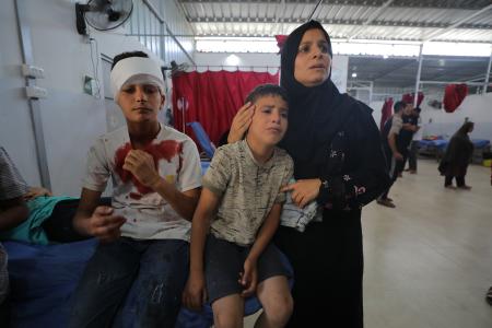 　イスラエル軍の攻撃で負傷し、病院に搬送された子どもら＝１７日、パレスチナ自治区ガザ（ゲッティ＝共同）
