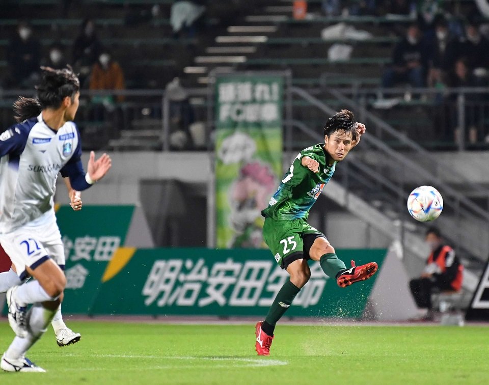ＦＣ岐阜×沼津＝前半、前線にパスを出すＦＣ岐阜のＭＦ生地＝長良川競技場