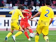 　神村学園―鹿島学園　試合終了間際、チーム３点目のゴールを決める神村学園・佐々木（中央）＝ＭＵＦＧ国立