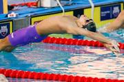 　男子２００メートル背泳ぎ決勝　スタートする小島夢貴＝アーバイン（共同）