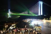 　ライトアップされる中国貴州省の「花江峡谷大橋」＝５月（共同）