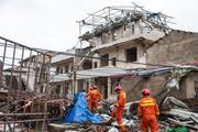 　台風１０号に伴う竜巻が発生した中国湖北省黄岡市で活動する救援隊員＝７日（新華社＝共同）
