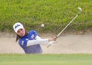 　第２日、１８番でバンカーショットを放つ宮田成華。通算１１アンダーで首位＝ヨネックスＣＣ