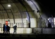 　事故の実況見分が行われた、新名神高速道路下り線の野登トンネル出口付近＝２４日深夜、三重県亀山市