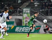 ＦＣ岐阜×沼津＝前半、前線にパスを出すＦＣ岐阜のＭＦ生地＝長良川競技場