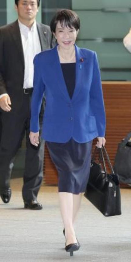 　バッグを持って首相官邸に入る高市首相＝１０月